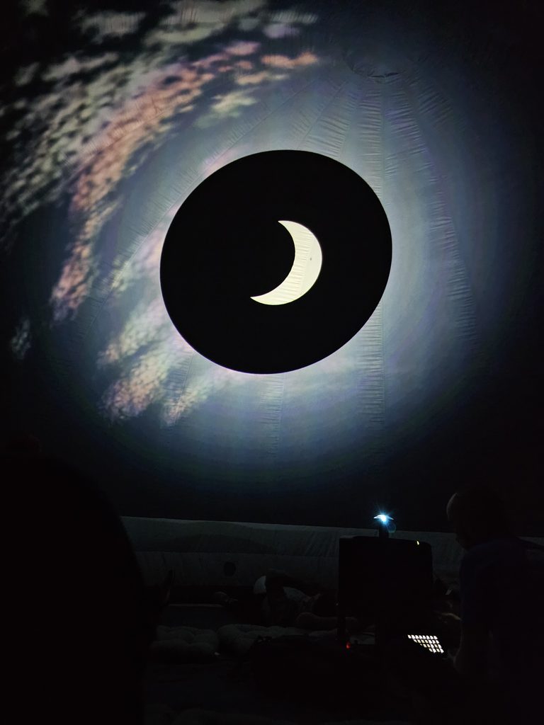 Fase parcial de un eclipse solar proyectada en el interior del planetario móvil