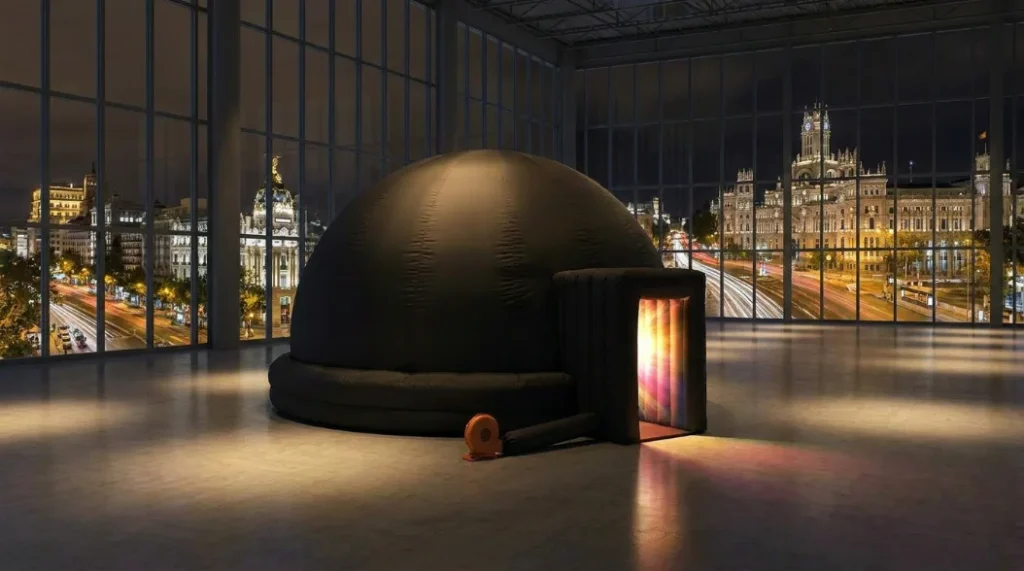 Cúpula gris de 7 m del planetario móvil montada en un pabellón